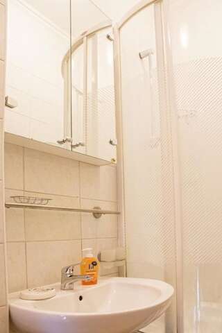 Апартаменты Kyiv apartment in the city center on Turgenevskaya street Киев Апартаменты с 1 спальней-13